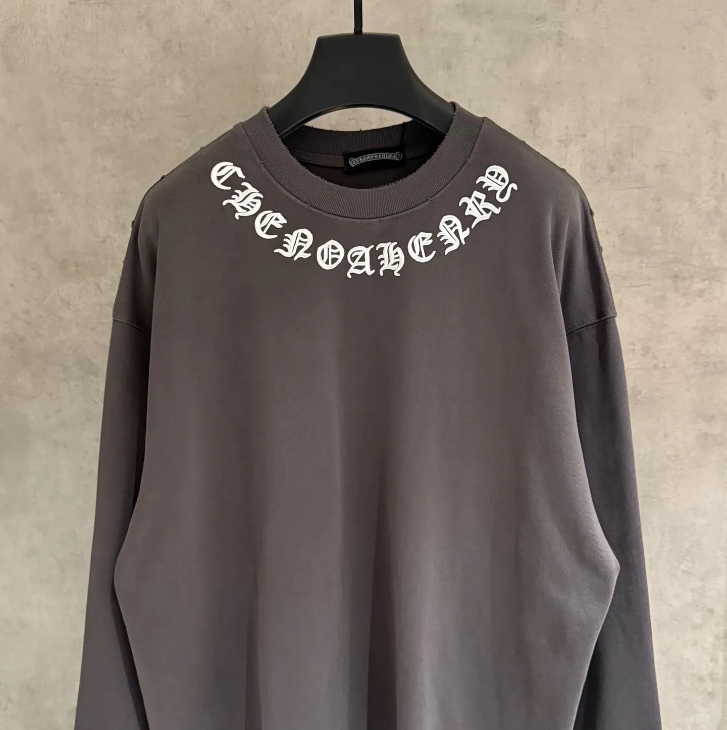 🅿️350 [Strict quality control] CH Crow Heart's new appliqué embroidered long-sleeved sweatshirt T-shirt. Heavy 340g double yarn fabric. Wash the whole garment twice. Frayed and torn on all four sides. Heavy fabric. The neckline is made of icy Salona. Loose fit. Deep, wide and stylish. No deformation or shrinkage. Color: 3 colors, black, white and gray. Size: M-2xl